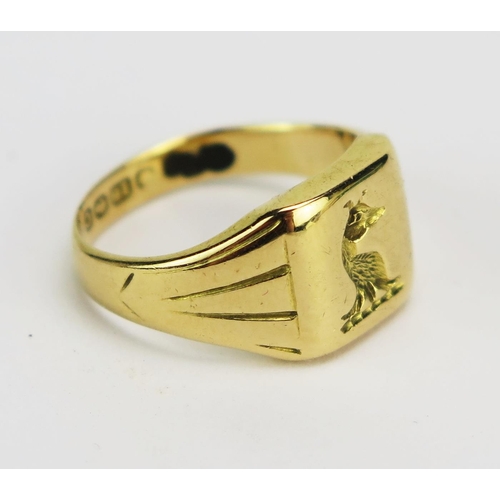 4 - An 18ct Gold Signet Ring engraved with an ermine, size G.5, Birmingham 1927, 5.69g