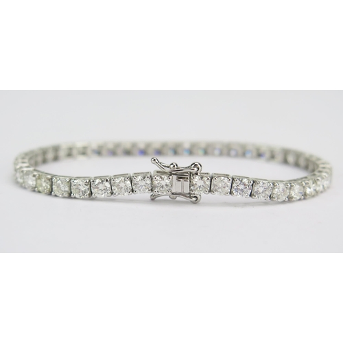 53 - Am 18ct White Gold and Diamond Tennis or Line Bracelet, 7