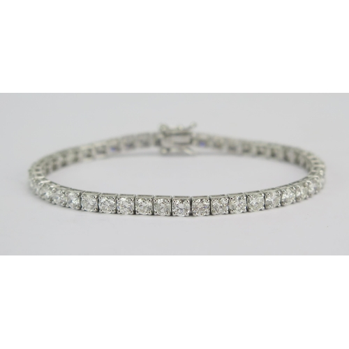 53 - Am 18ct White Gold and Diamond Tennis or Line Bracelet, 7