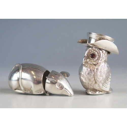 541 - A novelty silver vesta case, bears import marks, in the form of an owl with top hat, 5cm high togeth... 