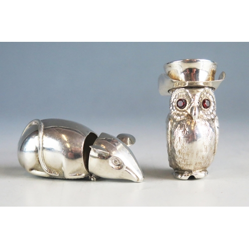 541 - A novelty silver vesta case, bears import marks, in the form of an owl with top hat, 5cm high togeth... 