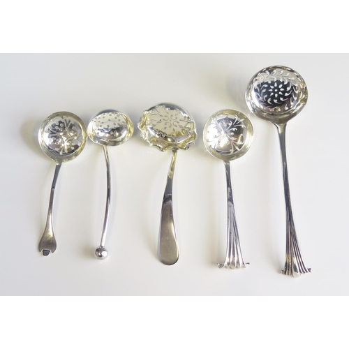 571 - Five assorted silver sifting spoons, various makers, dates and patterns, total weight of silver 127g... 