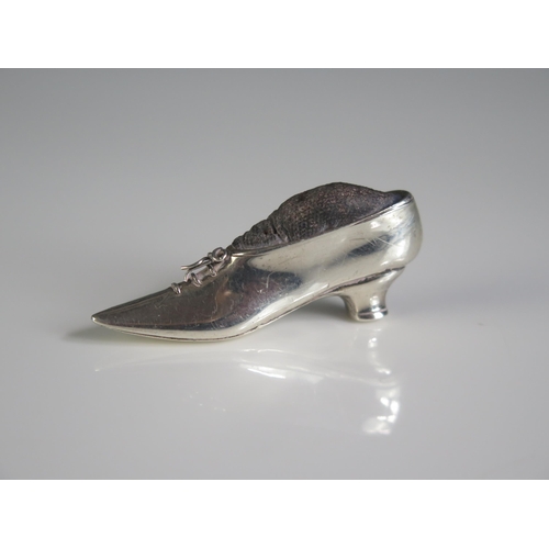 636 - An Elizabeth II silver novelty pin cushion, in the form of a shoe, maker Ari D Norman, London, 1973,... 