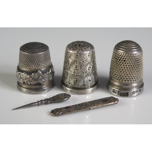 650 - Three assorted silver thimbles, various makers and dates, together with a miniature etui, total weig... 