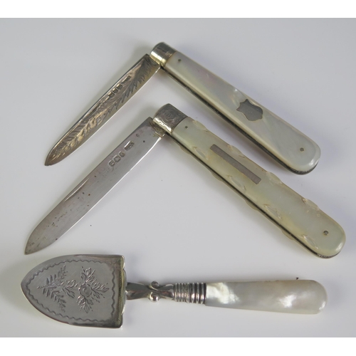 651 - Two silver bladed folding fruit knives, with mother-of-pearl handles, together with a mother-of-pear... 