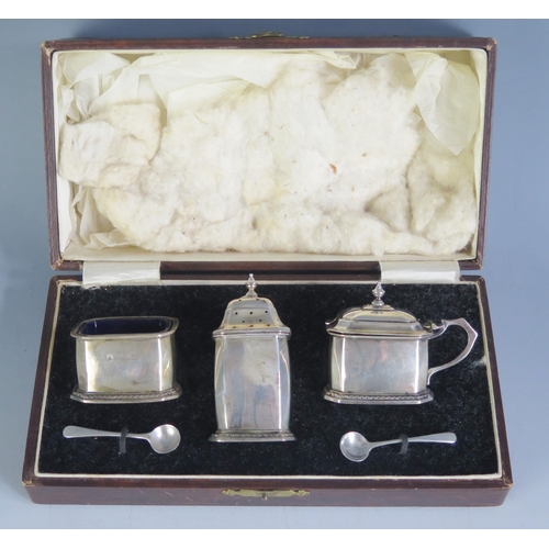 672 - A George V silver three-piece condiment set, maker William Neale & Son Ltd, Birmingham, 1928, includ... 