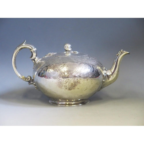 600 - A Victorian silver teapot, maker Edward, Edward Jnr, John & William Barnard, London, 1841, crested, ... 