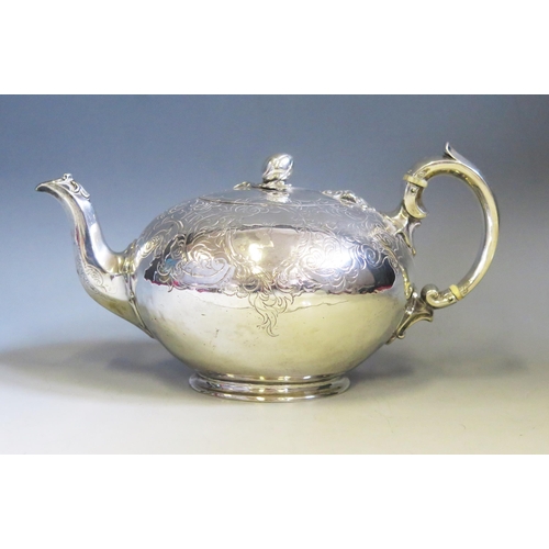 600 - A Victorian silver teapot, maker Edward, Edward Jnr, John & William Barnard, London, 1841, crested, ... 