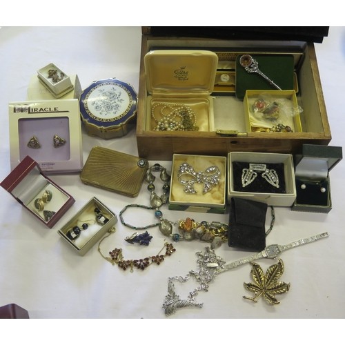 252 - A Selection of Silver and Costume Jewellery