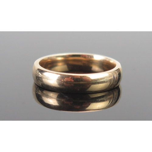 121 - A Modern 9ct Gold Plain Wedding Band, 4.16g, size L.75, 4.07g