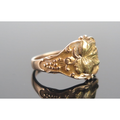 44 - A 10K Montana Gold Ring decorated with a vine leaf and grapes, size K.5, 3.22g