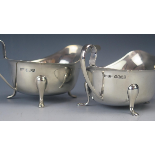 505 - A George V silver sauce boat, maker Viners Ltd, Sheffield, 1935of traditional design with wavy edge ... 