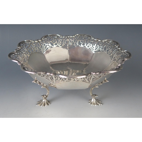 509 - A George V silver fruit bowl, maker James Dixon & Sons Ltd, Sheffield, 1917, of lobed circular form ... 