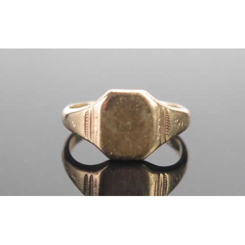 51 - A 9ct Gold Signet Ring, size O, 3.7g