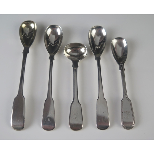 542 - Five assorted silver mustard spoons, various makers an dates, initialled or crested, total weight of... 