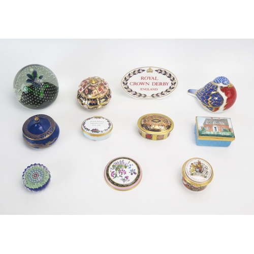 1006 - A collection of Royal Crown Derby, Royal Worcester, porcelain bird and trinket boxes, Halcyon Days e... 