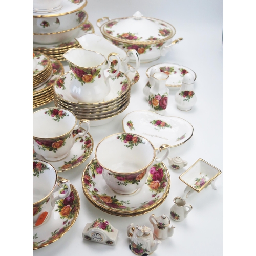 1010 - An extensive collection of Royal Albert 