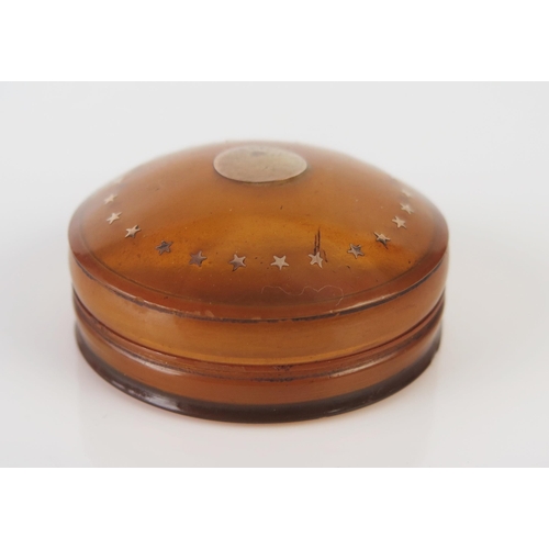 1190 - A 19th century blonde tortoiseshell circular box and cover with inlaid gold decoration, 4.5cm diamet... 