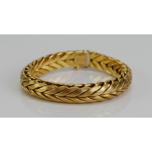 109 - An 18ct Gold Herringbone Articulated Bracelet with satin finish, 7.75