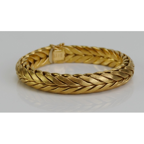 109 - An 18ct Gold Herringbone Articulated Bracelet with satin finish, 7.75