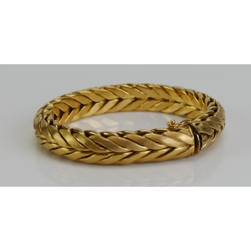 109 - An 18ct Gold Herringbone Articulated Bracelet with satin finish, 7.75