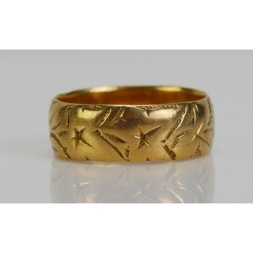 125 - An Antique 18ct Gold Patterned Wedding Band, 7mm wide, size O.75, Birmingham 1901, 5.86g