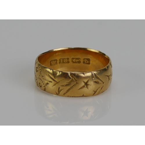 125 - An Antique 18ct Gold Patterned Wedding Band, 7mm wide, size O.75, Birmingham 1901, 5.86g