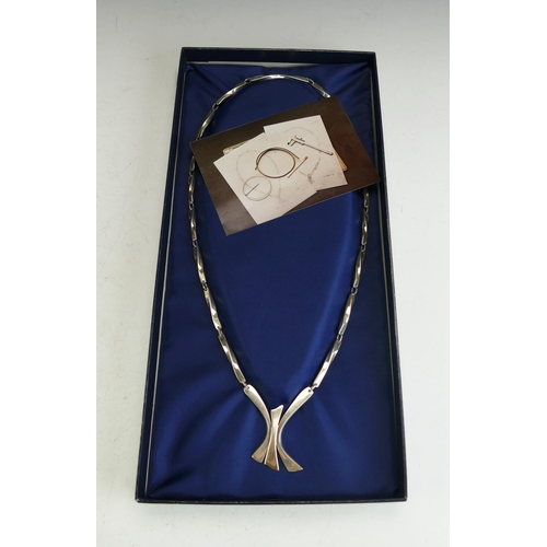 154 - An Ian Bulmer Bespoke Made Silver Necklace, 30.75