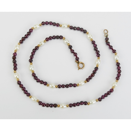 17 - A 9ct Gold, Garnet and Fresh Water Pearl Necklace, 18