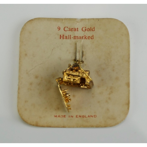 191 - A 9ct Gold House Charm with articulated base opening to reveal 4 figures seated around a table, c. 3... 