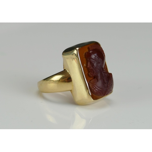 203 - An Antique 18ct Gold and Agate Cameo Ring decorated with the bust of a classical helmed soldier, siz... 