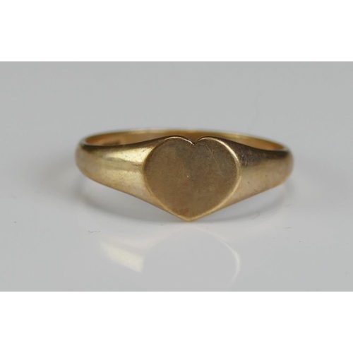 206 - A 9ct Gold Heart Shaped Ring, size K.5, hallmarked, 1.63g