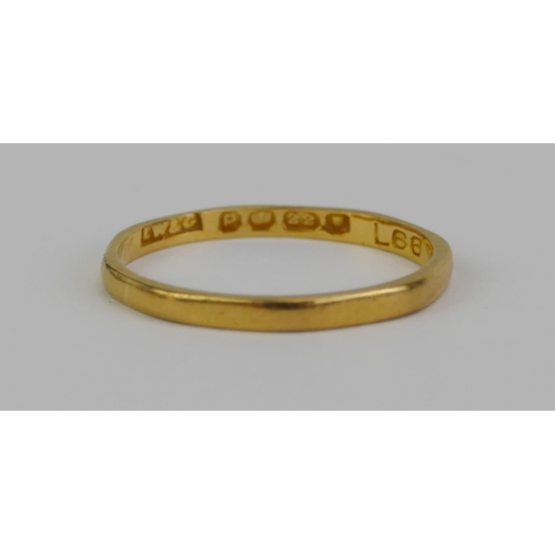 21 - A 22ct Gold Wedding Band, 1.8mm wide, size K.5, London 1950, 1.63g