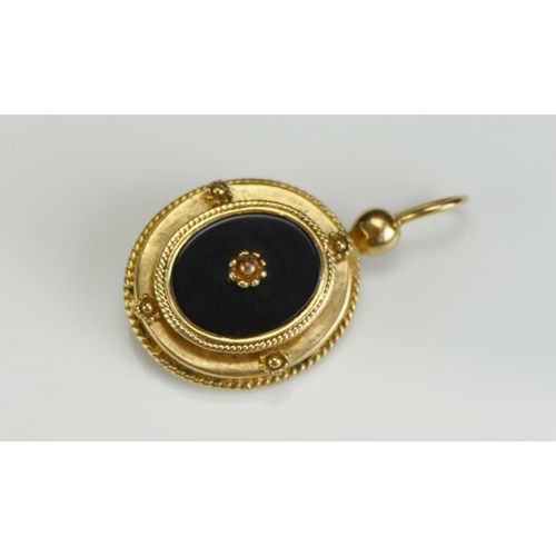 222 - A French Onyx Pendant in a high carat precious yellow metal mount, 36.6mm drop, 4.96g