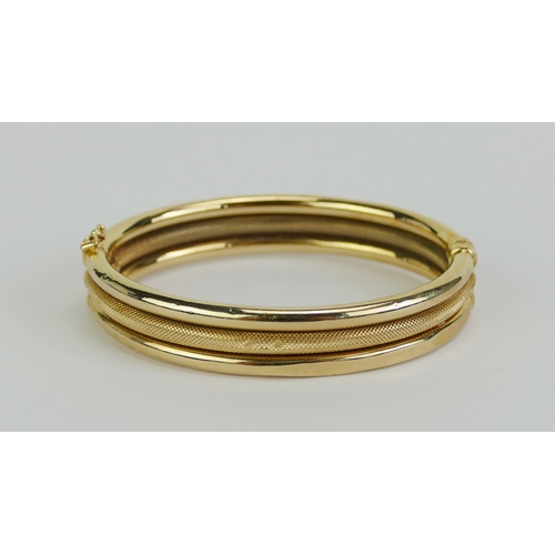 4 - A 9ct Gold Spring Hinged Bangle, stamped 375, 13.51g