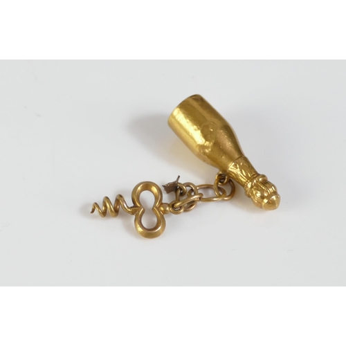 41 - An Antique 15ct Gold Champagne Bottle with corkscrew charm, 3.26g