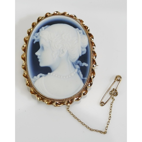 58 - A 9ct Gold Hardstone Cameo Brooch, 46.4x36.2mm, hallmarked, 13.7g