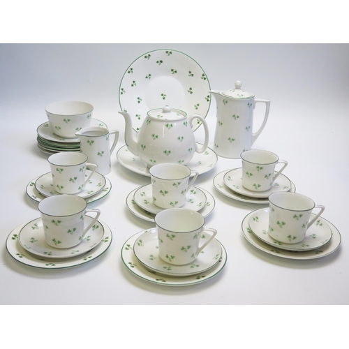 1516 - A bone china part tea service, with green clover leaf decoration, includes teapot, hot water jug, cr... 