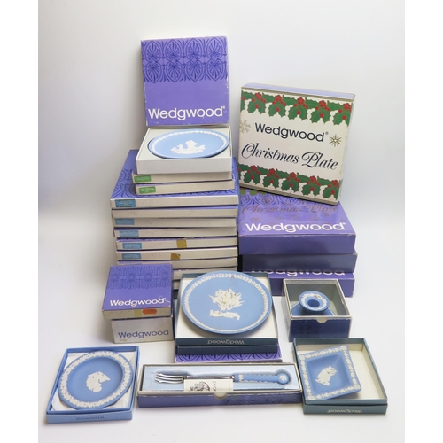 1520 - A collection of assorted Wedgwood jasperware commemorative and other plates, all boxed.