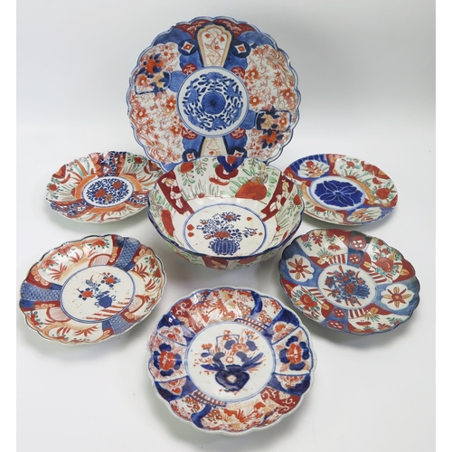 1532 - A large Imari porcelain charger of fluted design 30cm diameter, together with assorted Imari plates ... 