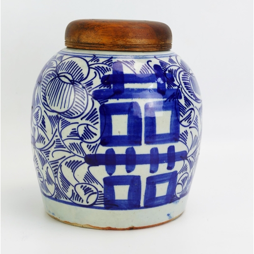 1593 - A Large Chinese blue and white ginger jar with wood cover, with foliate decoration, 23cm high.