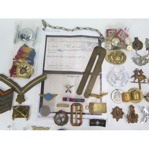 1615 - A collection of assorted military cap badges, belt buckle, cloth badges, etc.