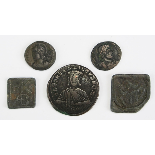 115 - A Constantinople Leo VI Follis, two 18th century lead Mass tokens and two Roman coins