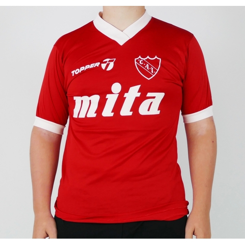 60 - A Club Atlético Independiente de Avellaneda 1985-86 season home shirt, bears No. 2 to the back. Beli... 