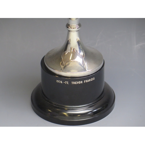 7 - An E.P.N.S. twin-handled presentation cup, inscribed “M.S.W. Player of The Season” on a plinth base ... 