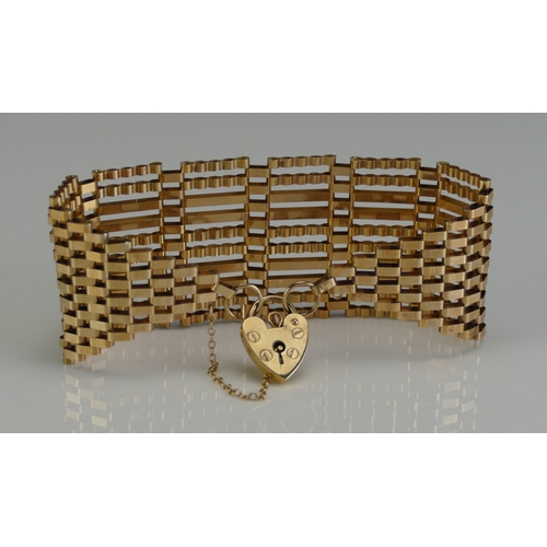 3 - A 9ct Gold Gate Link Bracelet with 'padlock' clasp, 20cm (c. 8