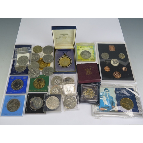 493 - A collection of commemorative crowns, including 1951 Festival of Britain crown (boxed), Churchill cr... 