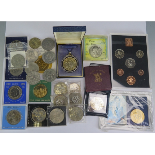 493 - A collection of commemorative crowns, including 1951 Festival of Britain crown (boxed), Churchill cr... 