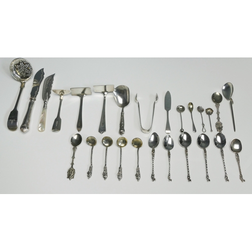 509 - A mixed collection of silverwares including sifting spoon, pushers, butter knife, salt spoons, sugar... 