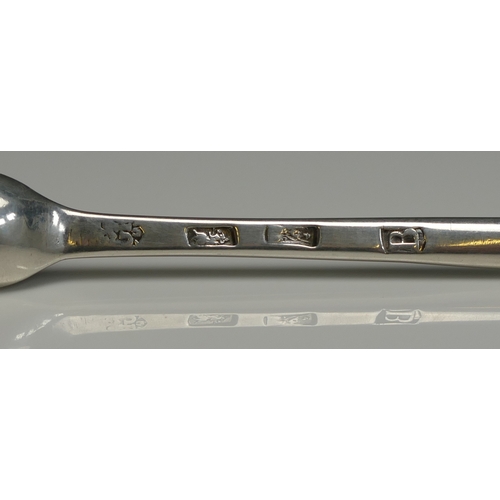 534 - A George I Britannia silver marrow scoop, makers mark indistinct, London, 1717, 20.5cm long, 41gms, ... 